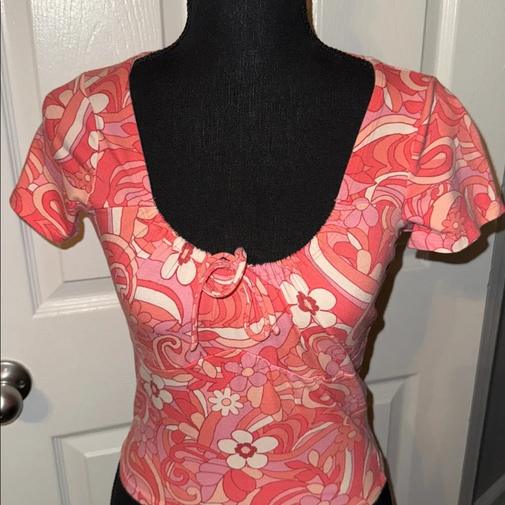 π€FREE W/PURCHASE - HOLLISTER RETRO FLORAL CROP TOP SIZE Mπ€ - Picture 2 of 7